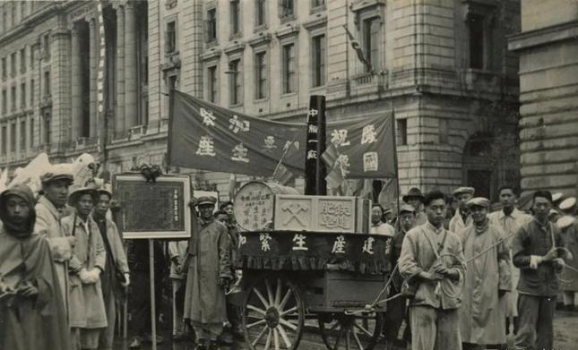 1945年，一名被遣返的日本妇女，这个女人的脖子上挂着丈夫的骨灰，看上去十分愁眉