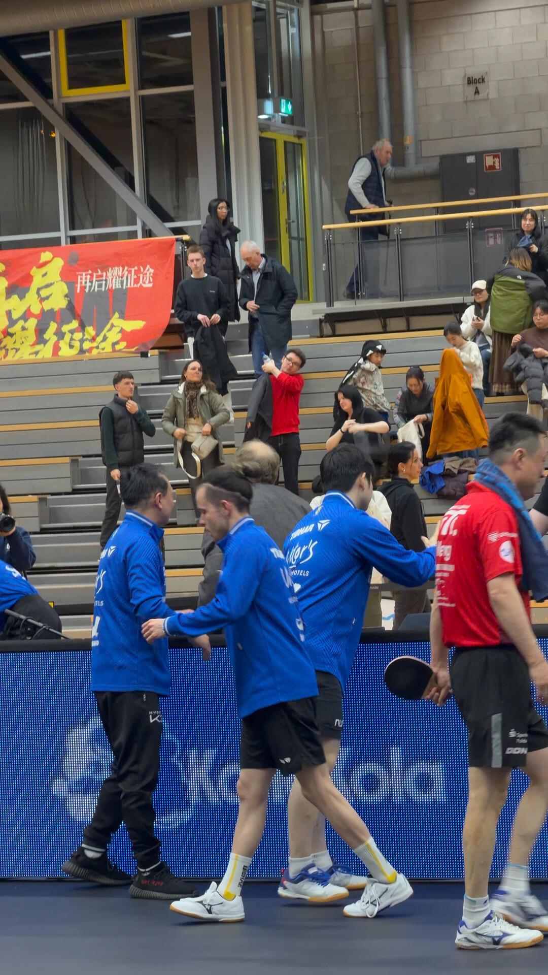 他也很不舍吧，半年的时间早已适应了他们一起去并肩作战！真心英雄这首歌，樊振东是