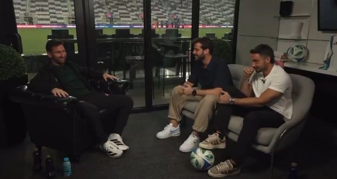 我真的懒吗？🤣梅西专访🔛😅📲“我不怎么发短信，跟朋友、妈妈、家人都不