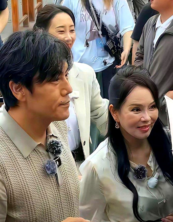 56岁伊能静回沈阳婆家，素颜坐在装了透明电梯的豪宅里大口扒炒面，满脸找不出一丝女明星的紧绷感公公系着