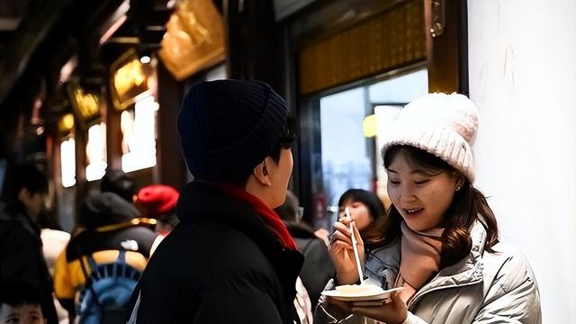 外国网友怒赞日本车站井然有序, 人民日报点名: 看好了 , 这是北京