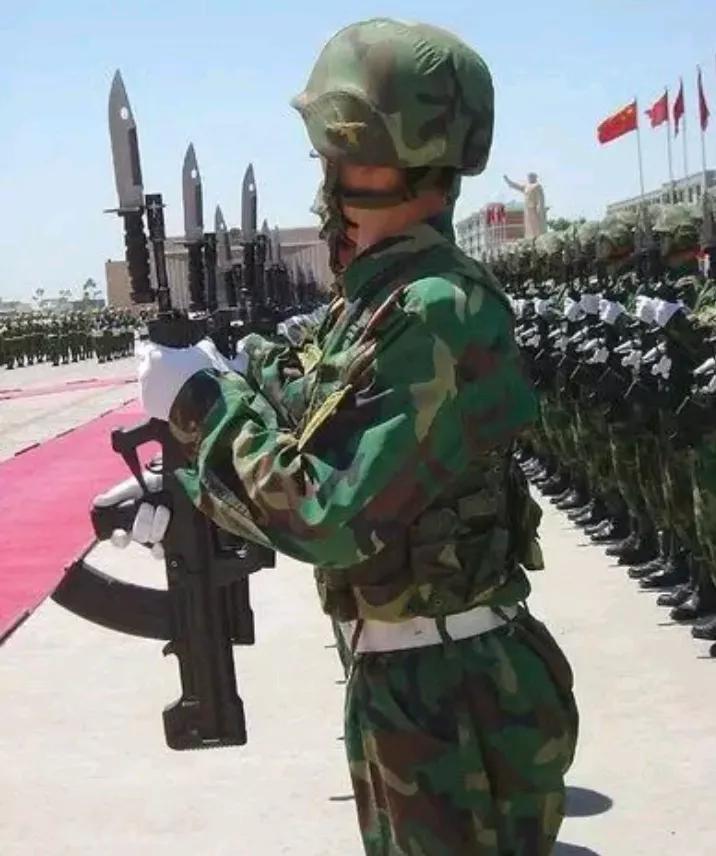 军迷知道多：太震撼了！九三阅兵受检武警部队方队劈枪用的刺刀全都是开了刃的，配备的