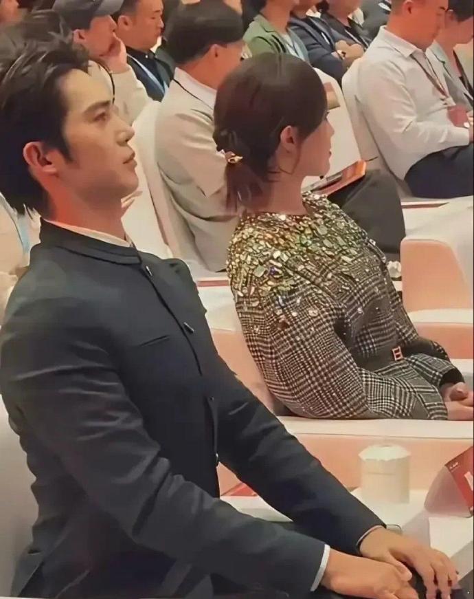 这样坐着不累吗？还是怎么舒服怎么来吧！​​​