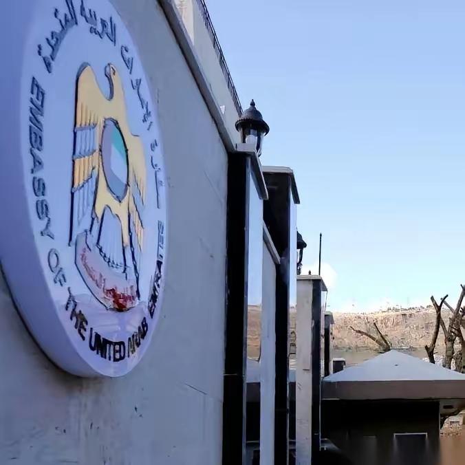 既然伊朗炸了阿联酋，阿联酋也绝不惯着，反手就召回了在伊朗的大使，直接关馆断交，不