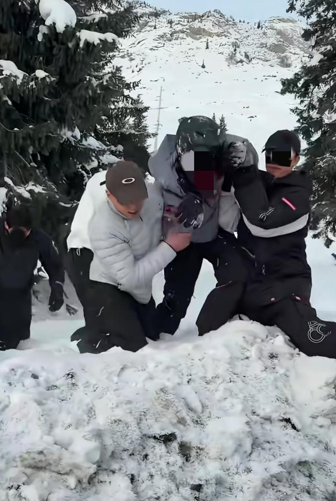 看到托托可海发生雪豹伤人新闻，第一感觉就是，雪豹无罪，景区无责！从现场视频可