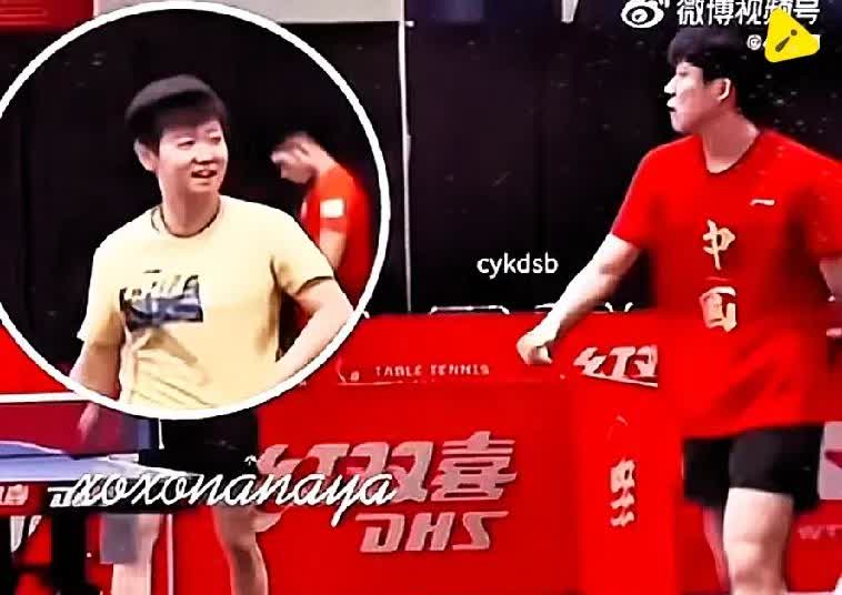 孙颖莎在球场上遛王楚钦，从大东边给他溜到大西边。王楚钦捡球走回来，孙颖莎还把大头