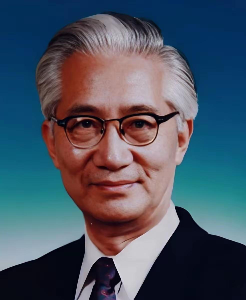 自动控制技术专家，中国工程院院士，是中国人造卫星工程的开拓者之一！​让我们停