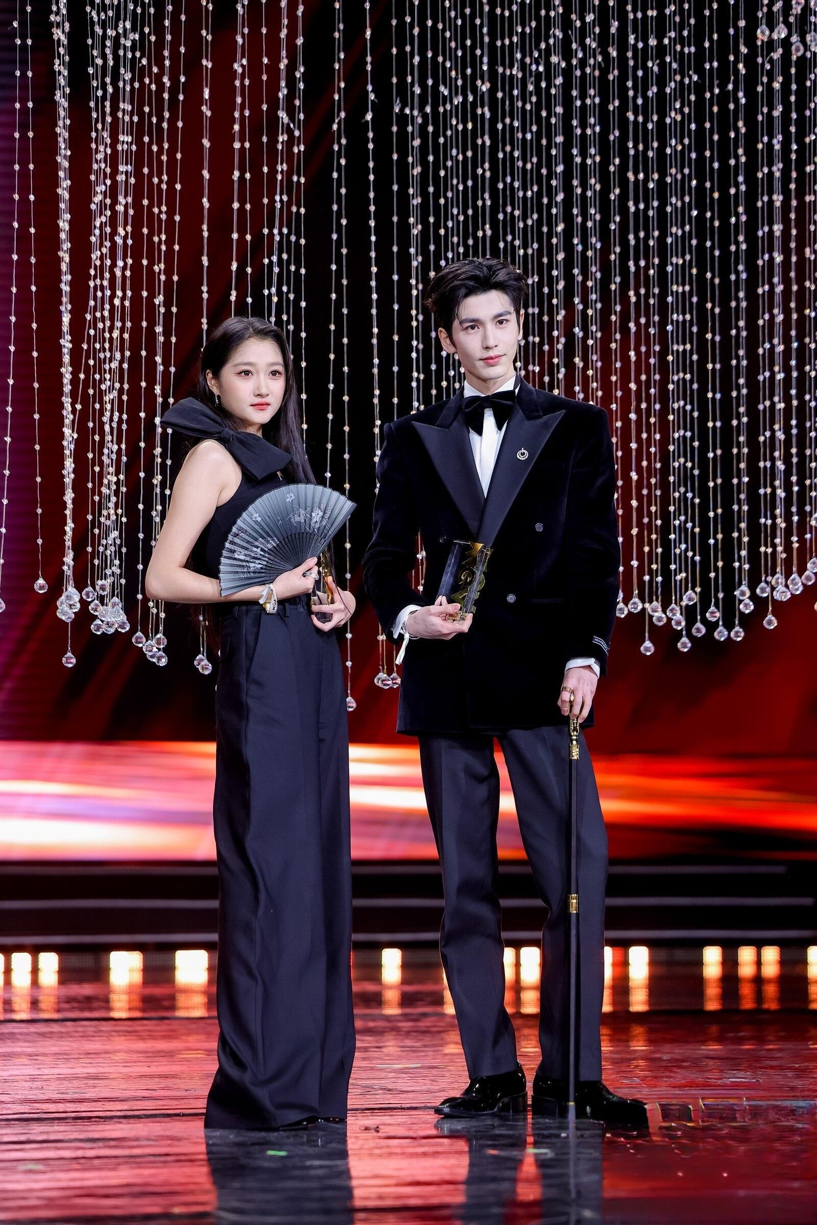 关晓彤和高个帅哥们还是大长腿跟大长腿最配！​​​