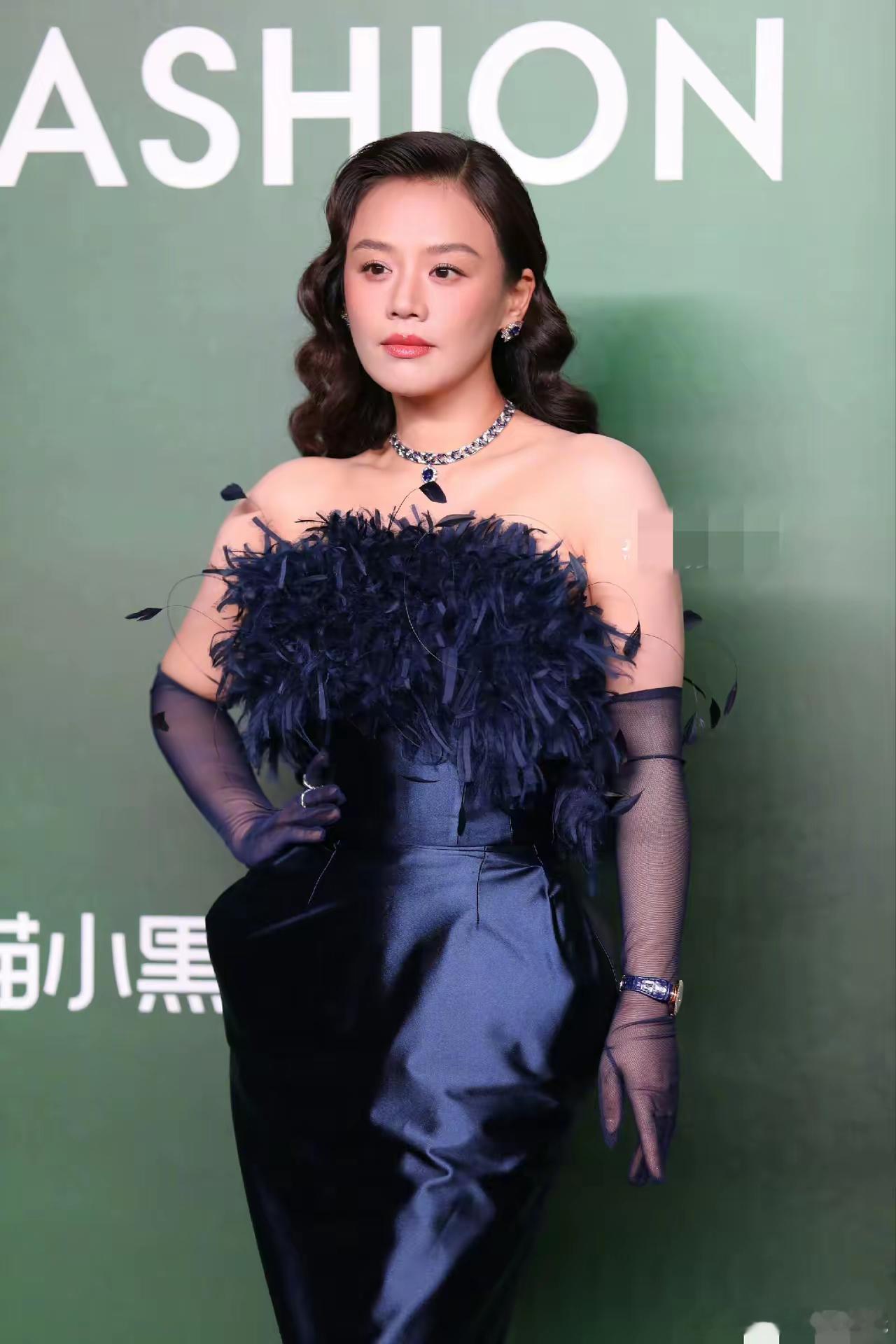 马思纯这造型一出来，​真是瞬间坐不住了！​连造型师表妹都说：​这次马思纯的造型可