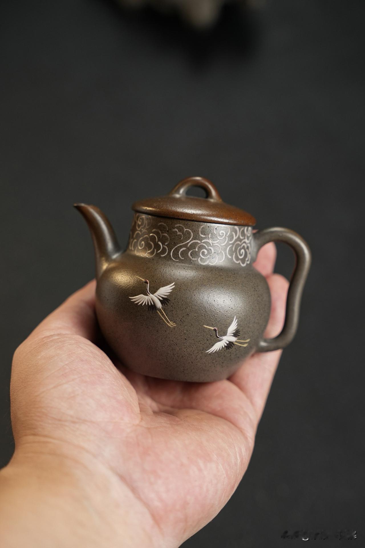 为什么说不用的紫砂壶不要放在锦盒里？朋友来家里喝茶，看我茶台上的壶都摆在多宝阁