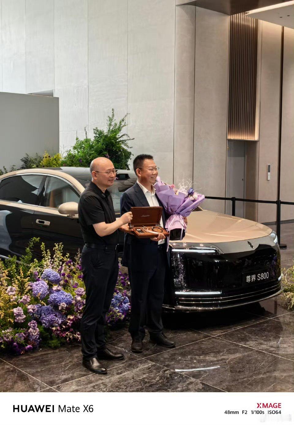 尊界S800开启交付了，江淮项总亲自给首批的4位车主交付，就在合肥的尊界超级工厂