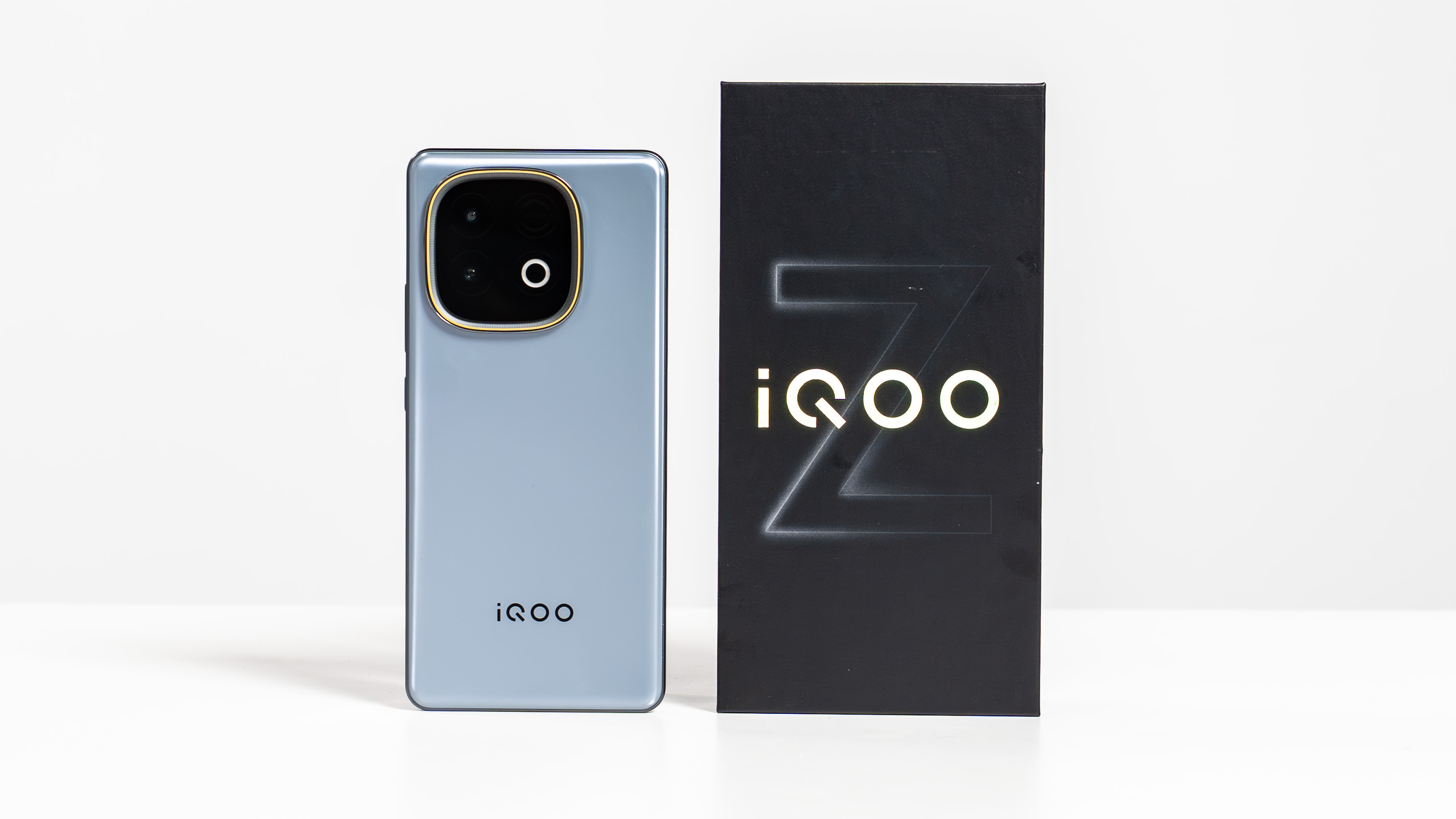 我们拿到了iQOOZ10Turbo+极地灰配色，这一代依旧延续了左置方形
