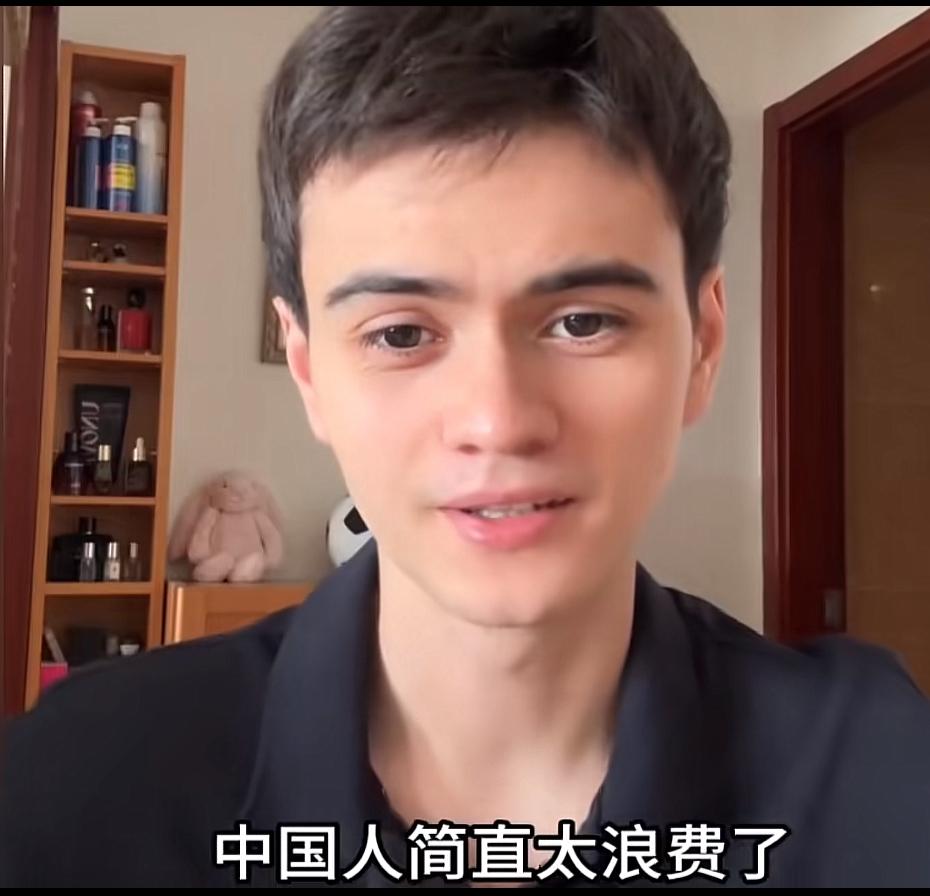 “中国人太浪费了”意大利博主爸爸吐槽看到中国同事在餐厅里点了一大桌子菜，最后大