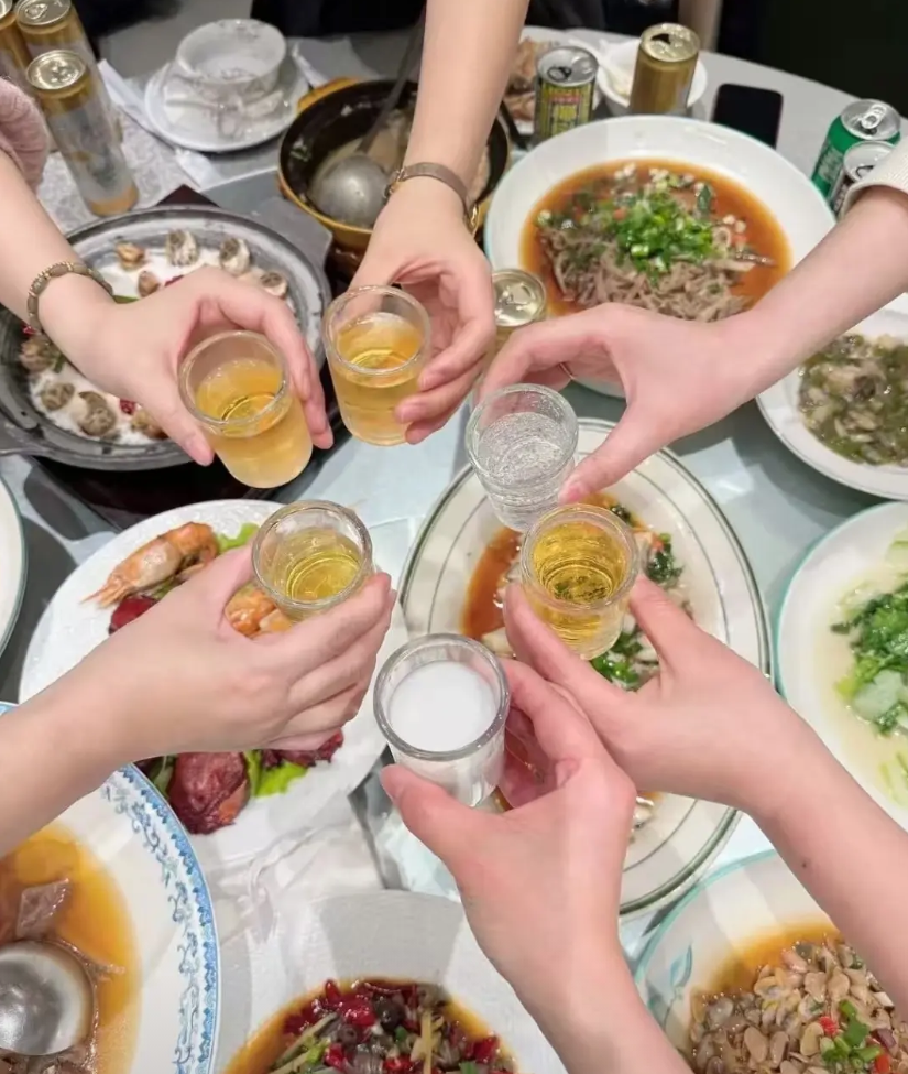 中纪委最近给“饭局”这事儿定了调子，说得明明白白。核心就两条：哪些饭局坚决不能去