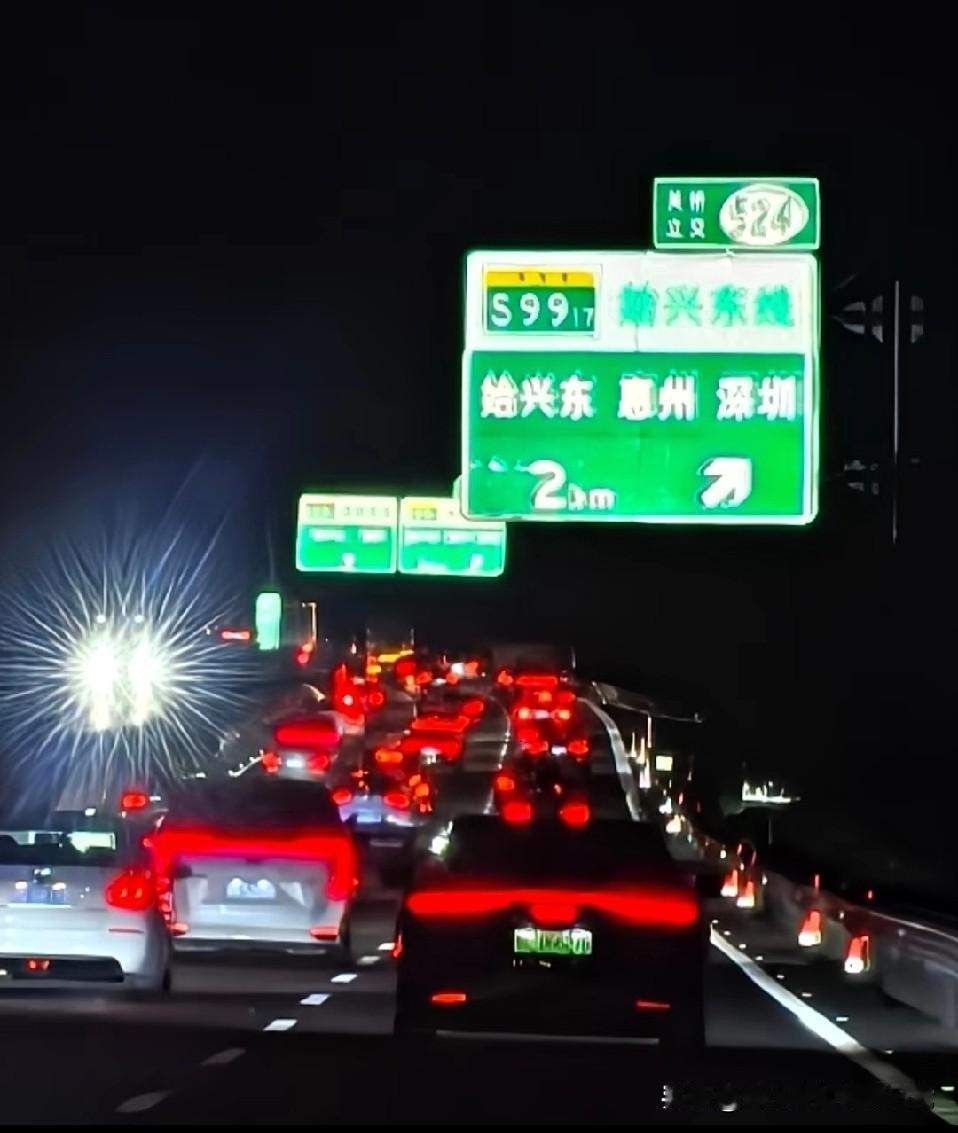 粤A车主凌晨返程实录：13小时杀回广东10月8日凌晨的高速，粤A车群堵到红