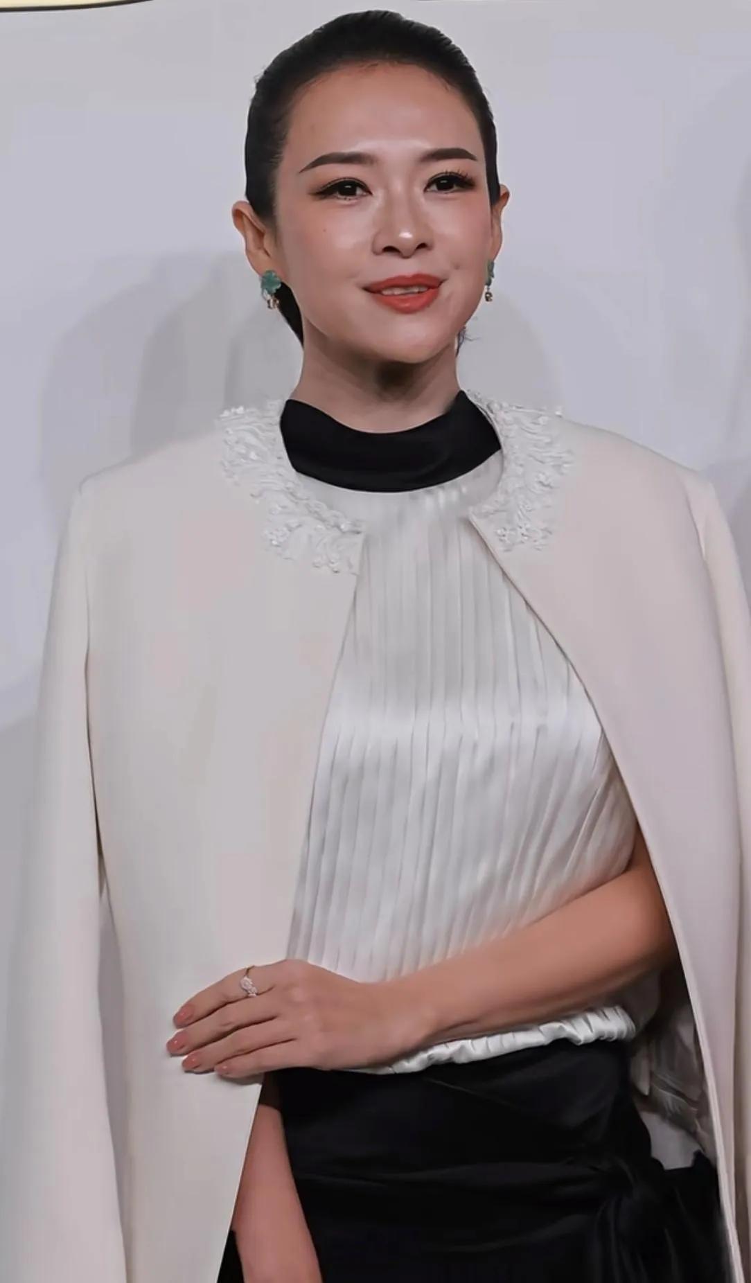 46岁章子怡状态太绝！脸宽宽的反而更有大气美上海线下活动现场，46岁章子怡