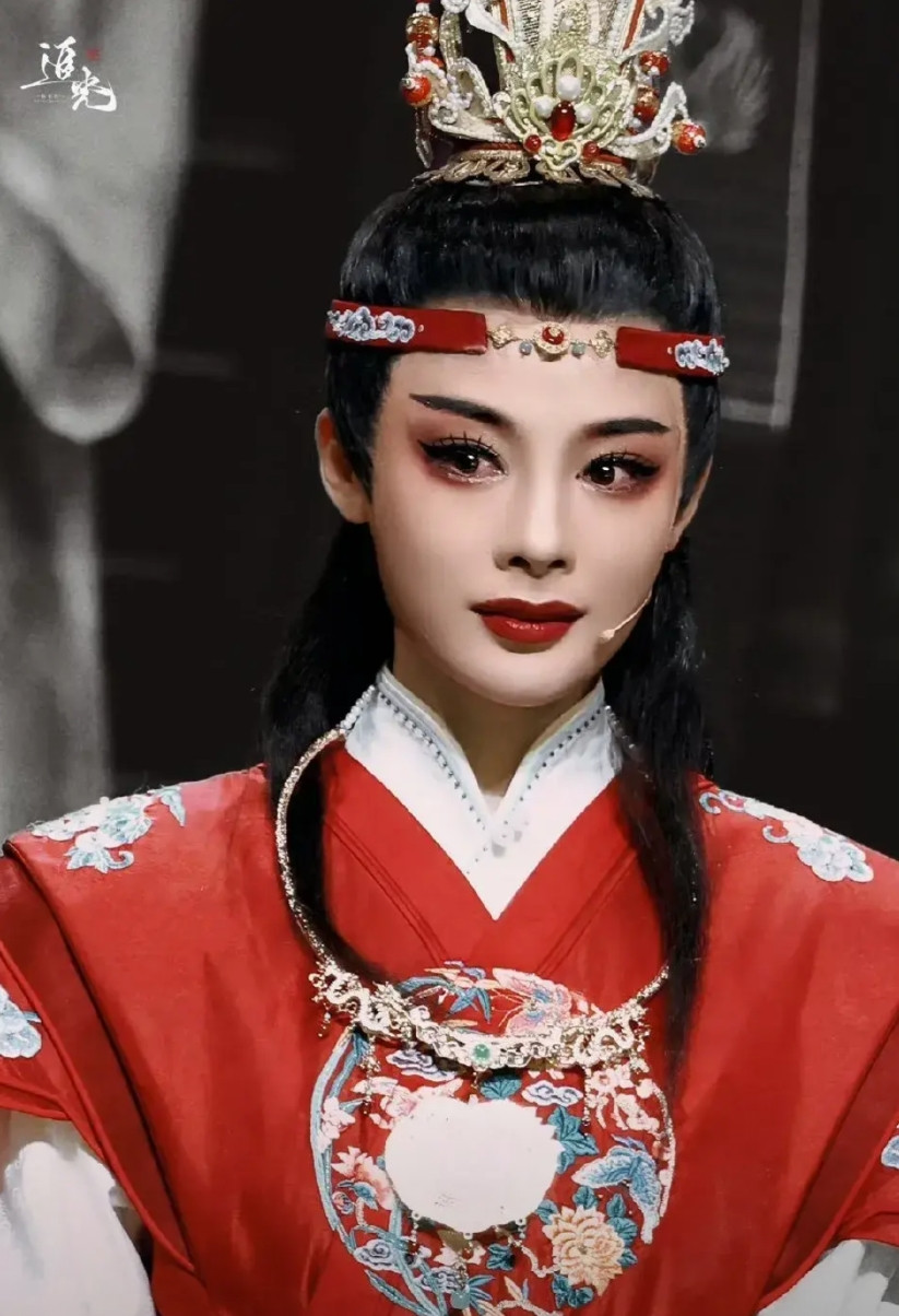 陈丽君说，前几天我在采访里提了句“贾宝玉是长子长孙”，没想到会闹出这么大动静。当