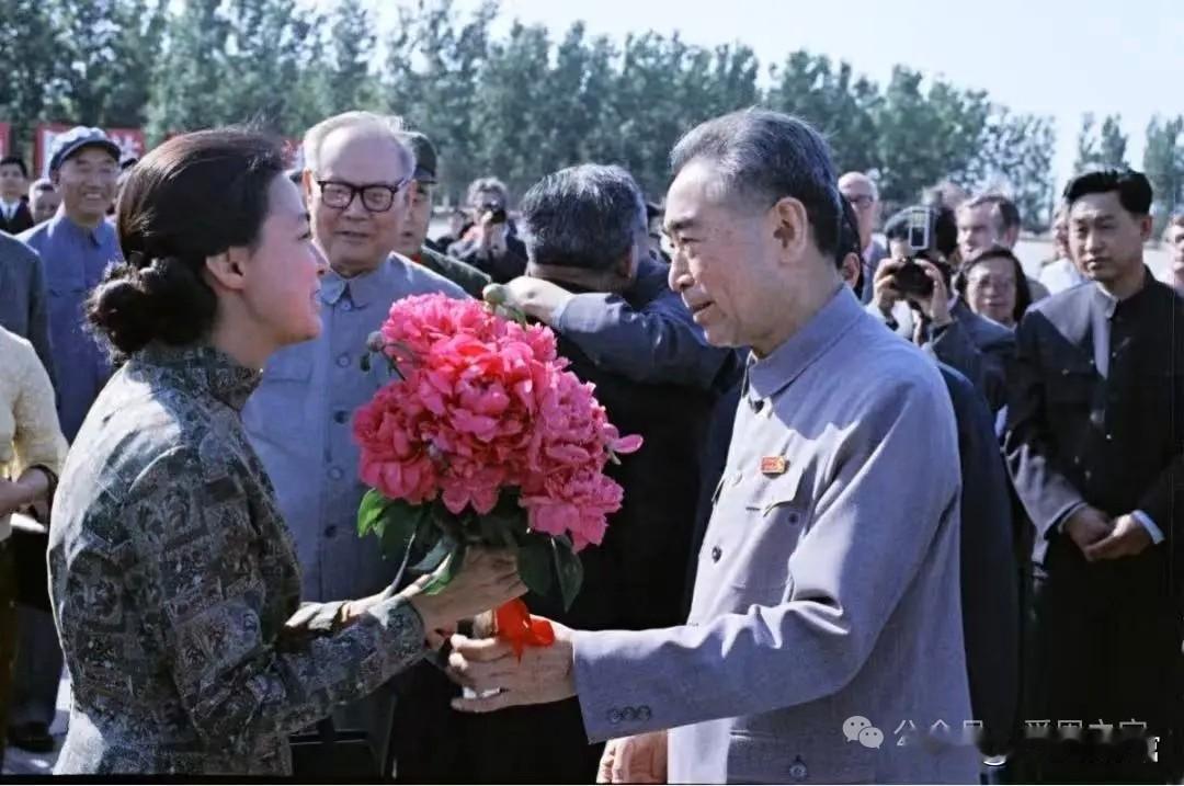 1970年3月，周恩来欢迎西哈努克亲王夫人。