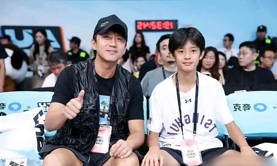 邓超和儿子等等，等等身高窜得快，侧脸随妈气质佳，基因满分！#邓超带娃#