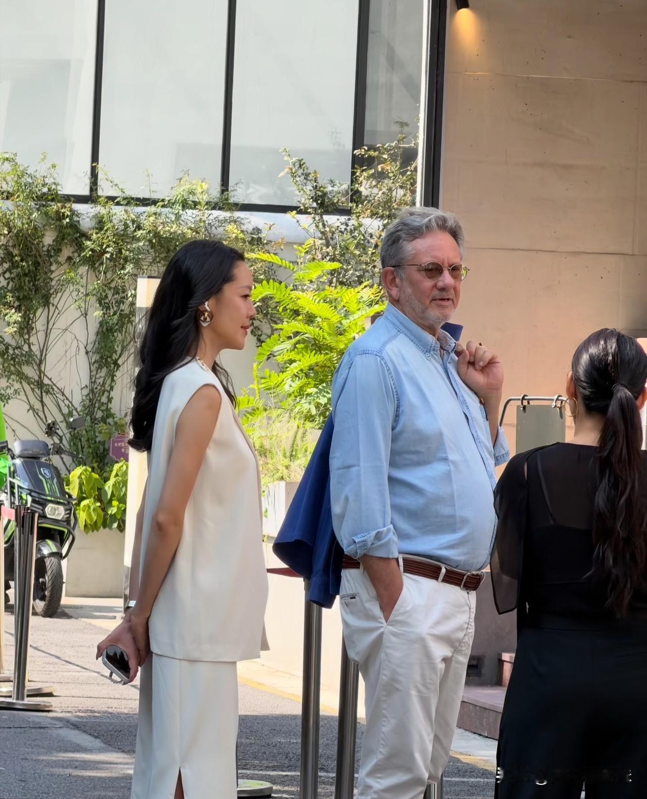 怎么一丁点的他母亲的气质都没有继承？太遗憾了😔！当初他借着自己母亲奥利黛赫本