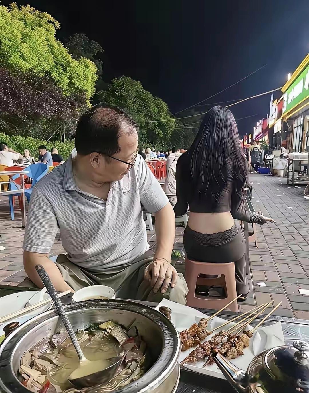 此时此刻，大哥已经觉得锅里的肉都不香了[捂脸哭][捂脸哭]
