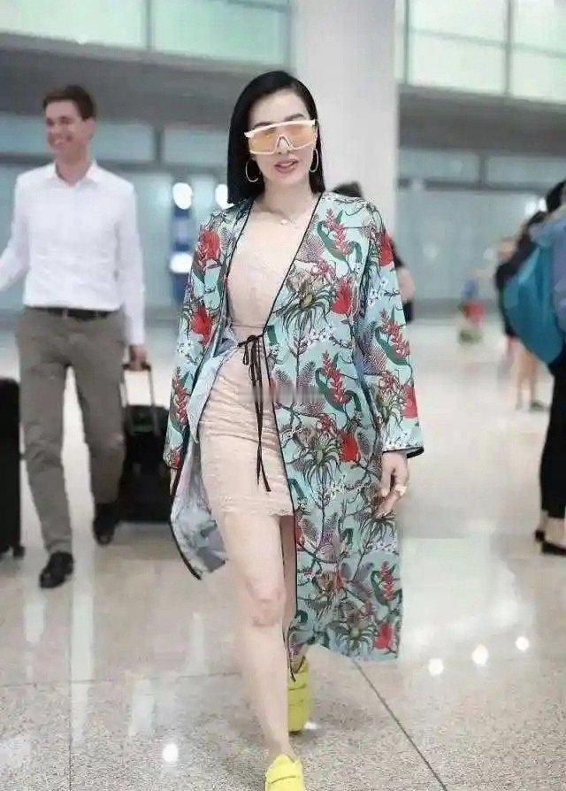钟丽缇这衣服穿的是个啥呀？看也看不明白​