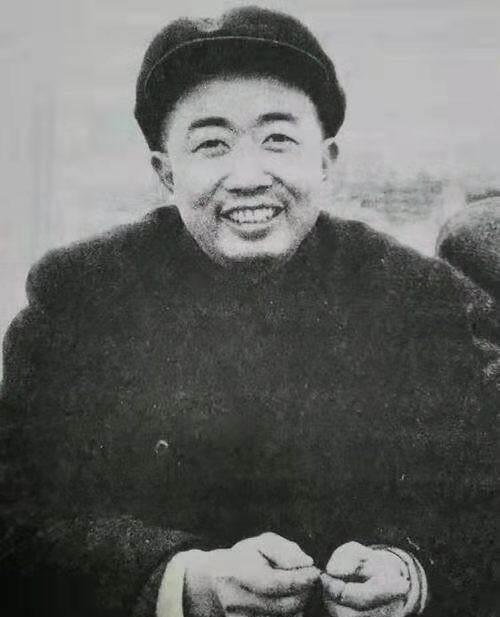 1952年，朝鲜战场上，志愿军抓获了一名间谍，搜身时，志愿军战士在间谍胸前一摸，