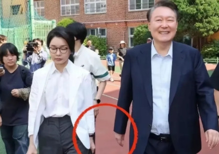 尹锡悦似乎已经认命了，笑容满面。但是其妻子金建奇却全程黑脸，气质全无，曾经的少女