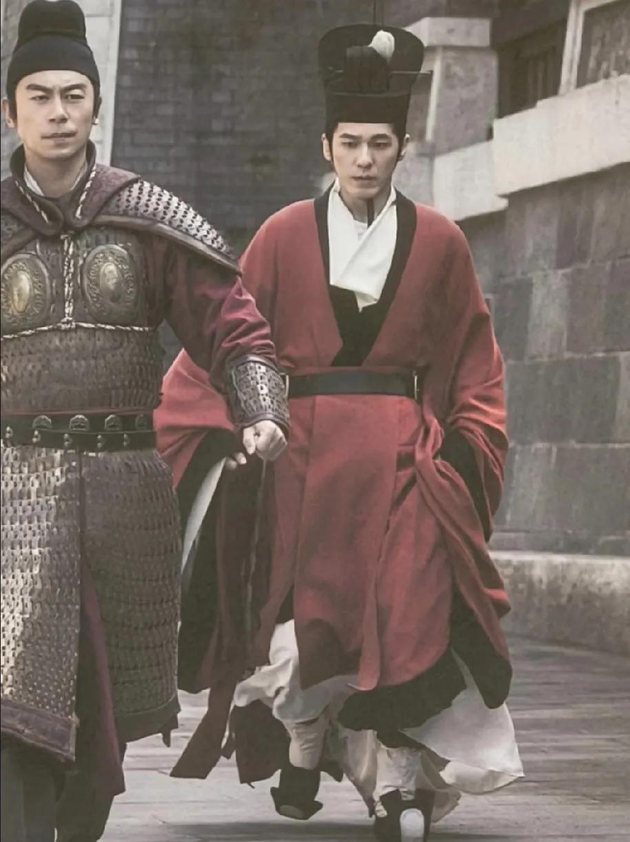 关于汉服的形制呢，我认为明是胡中的汉，而清是汉中的胡。秦以前的衣服交领甚多，那