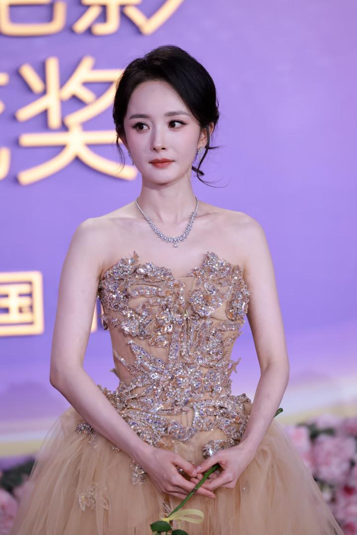 你可以质疑杨幂的演技，也可以质疑她的情商，但唯独有一点质疑不了，那就是杨幂的