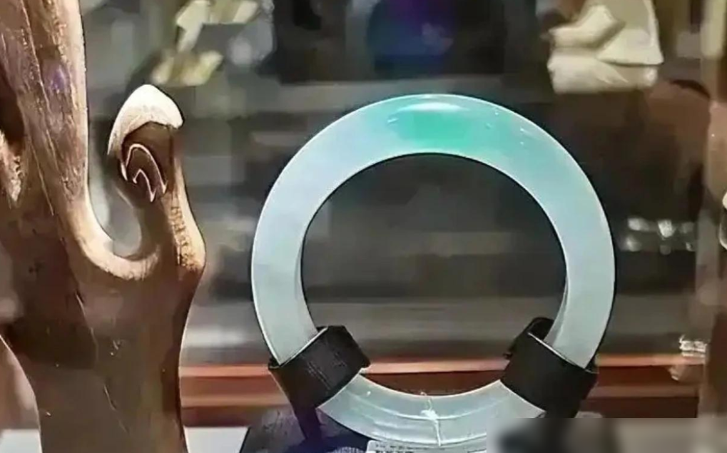 这售后服务太顶了！河南胖东来最近又上热搜了，有顾客买完3万的翡翠镯子因婚事告吹退