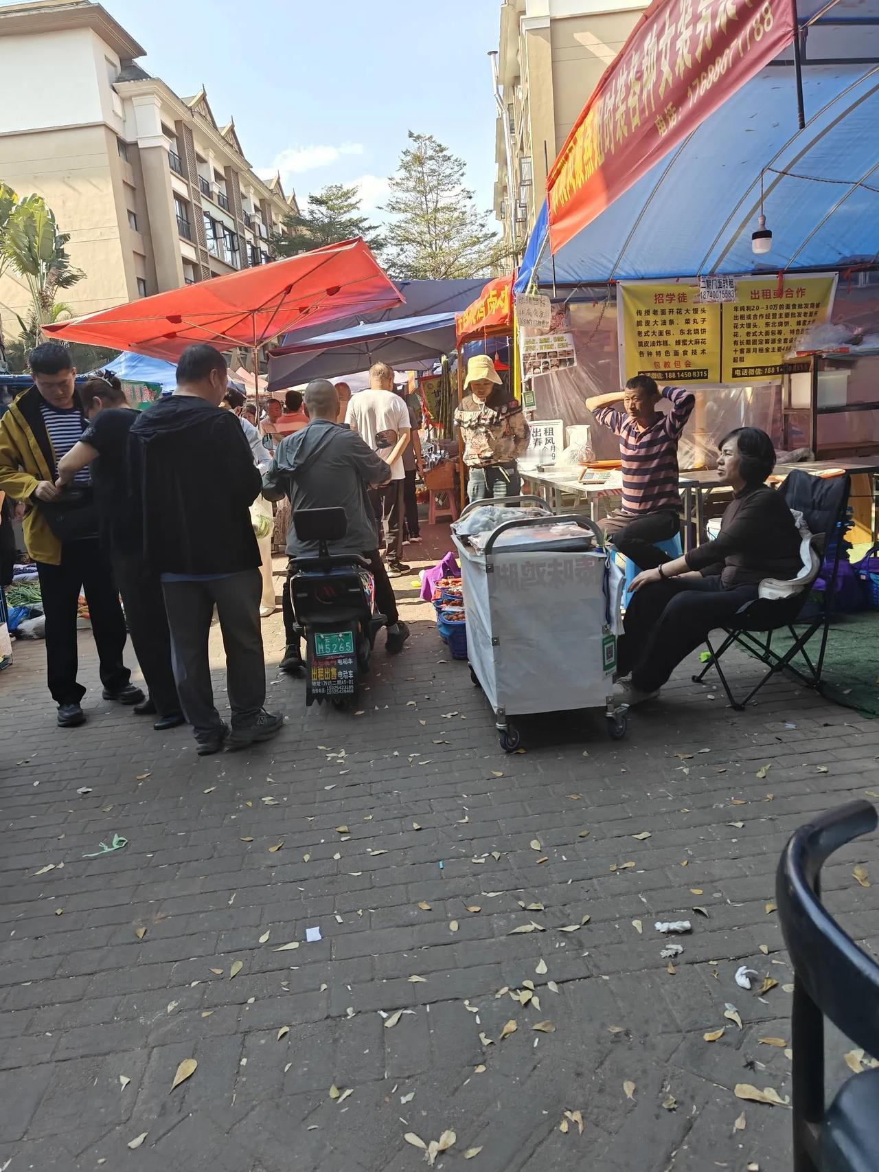 同楼道租房户老两口是北京人，老头老梁今年72岁了，老伴也是这个年龄。​通过聊天