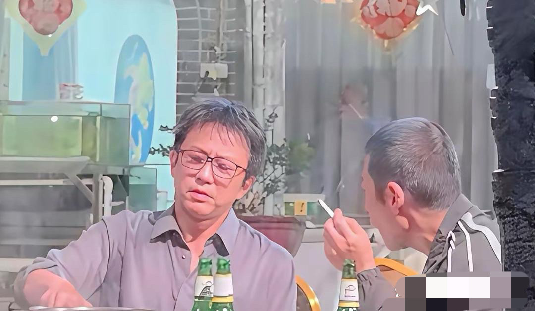 邓超已经47岁了，他和朋友一起吃饭的照片被网友偶遇拍到了；我感觉这才是47岁男人
