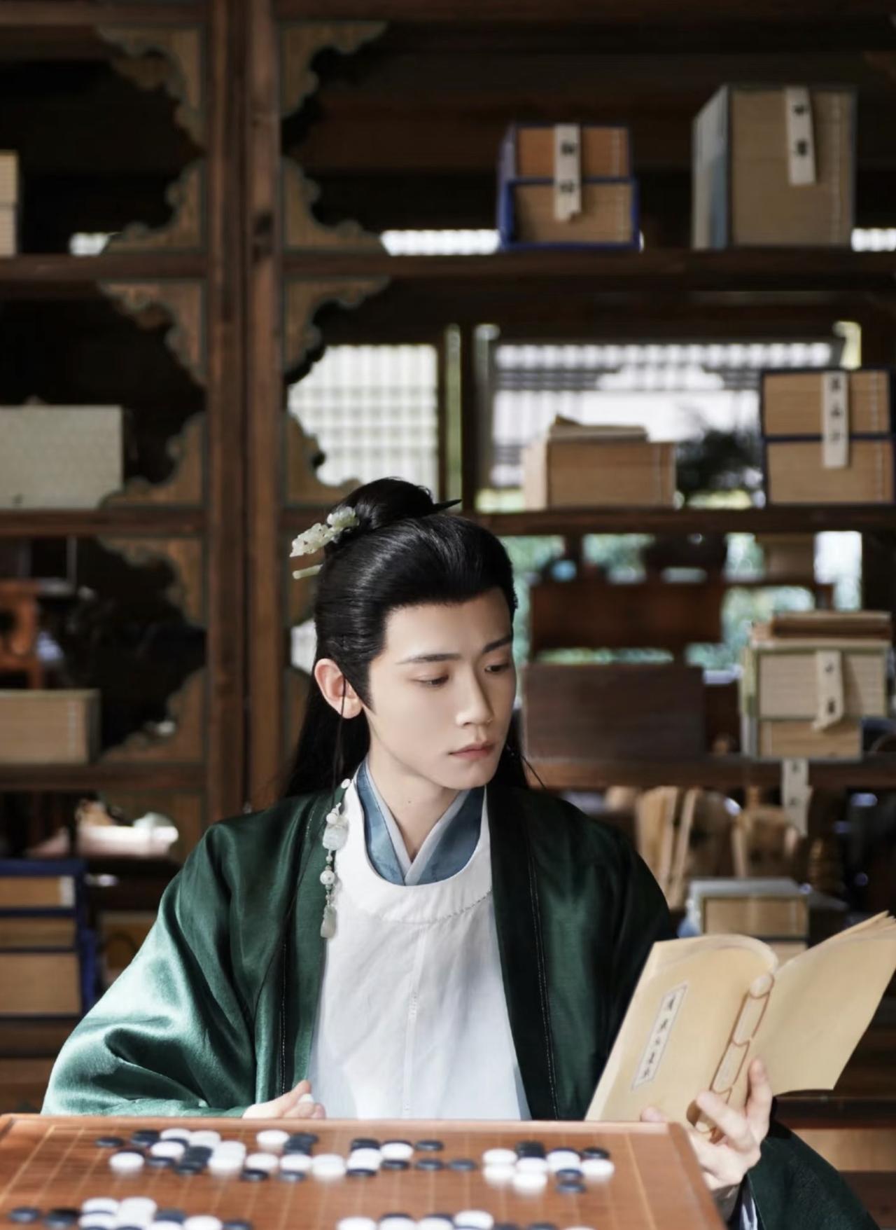 公孙鄞的家族中出了很多任皇后，有一任皇后出了事，家族被牵连，死了很多人，之后家族