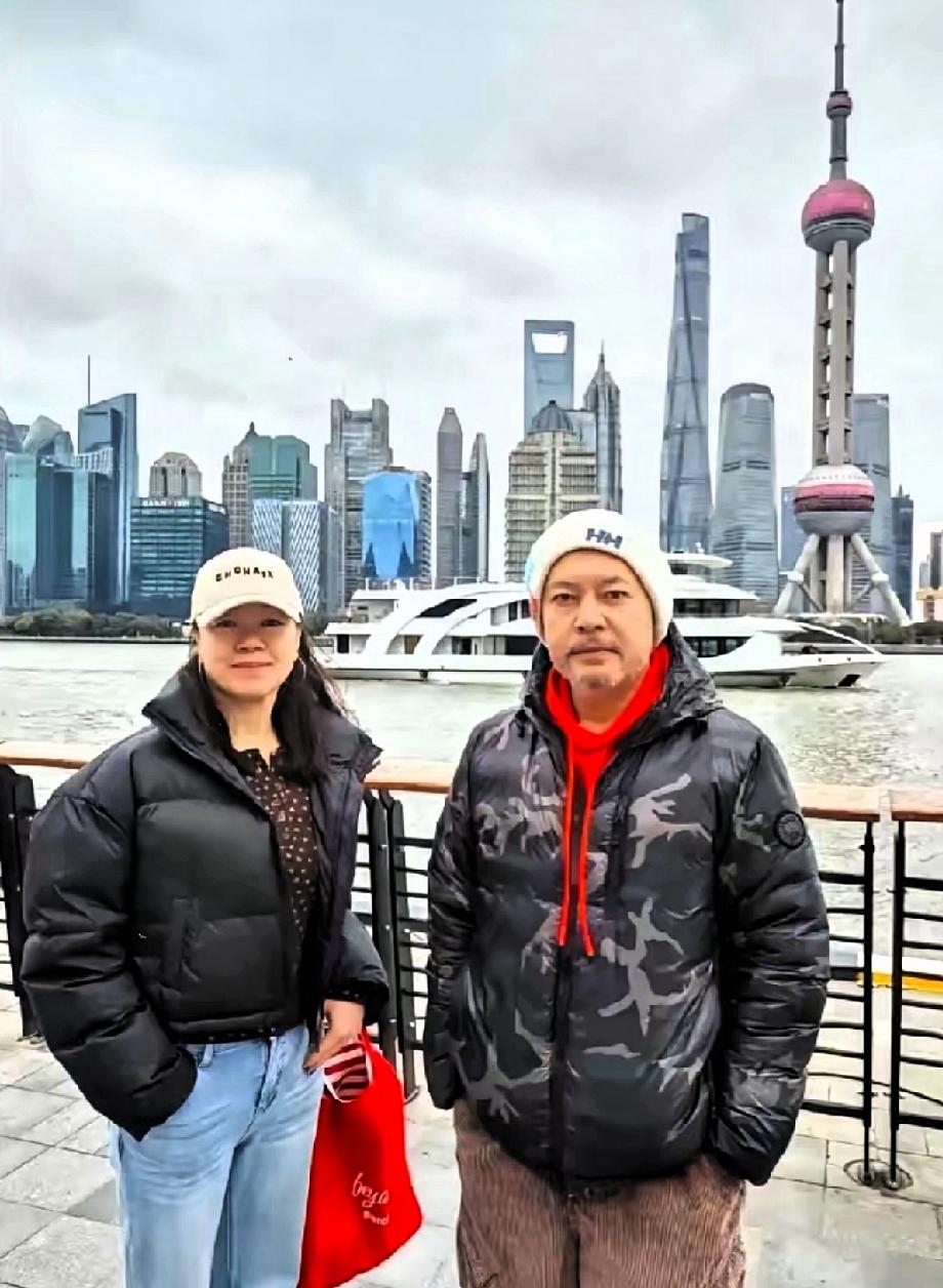 真是岁月不饶！昔日的帅哥也显得沧桑了！刷到何政军和他老婆在上海外滩的合影，好家