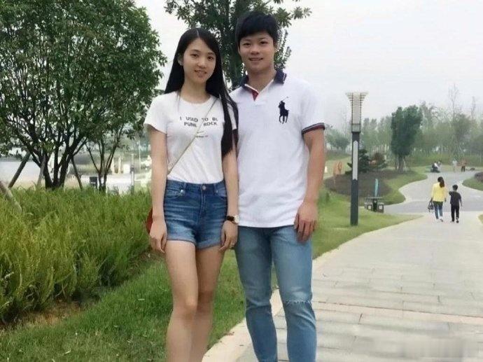 苏炳添与妻子年轻时照片，二人是初中同学，初恋至今，属实可贵