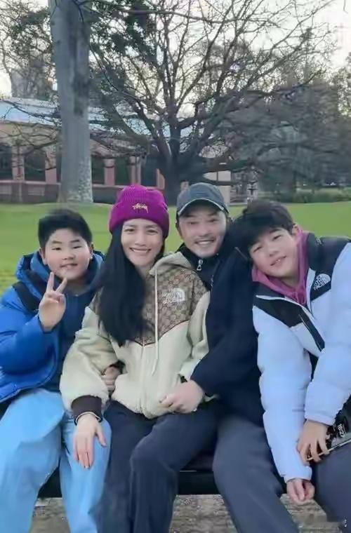 11月22日，有一名在英国定居的网友在社交平台上爆料，称沙溢和胡可的两个儿子都在