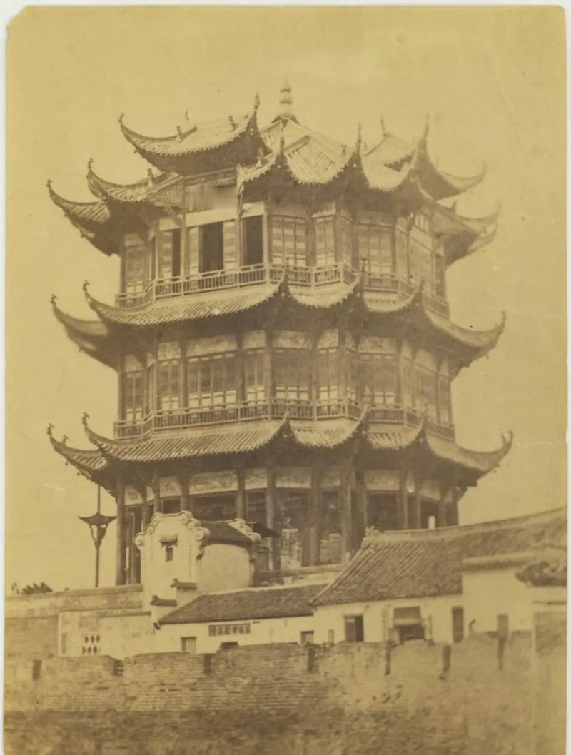 第一幅图是1880年欧洲传教士拍的黄鹤楼。第二幅图是现在的黄鹤楼。昔人已乘黄鹤去