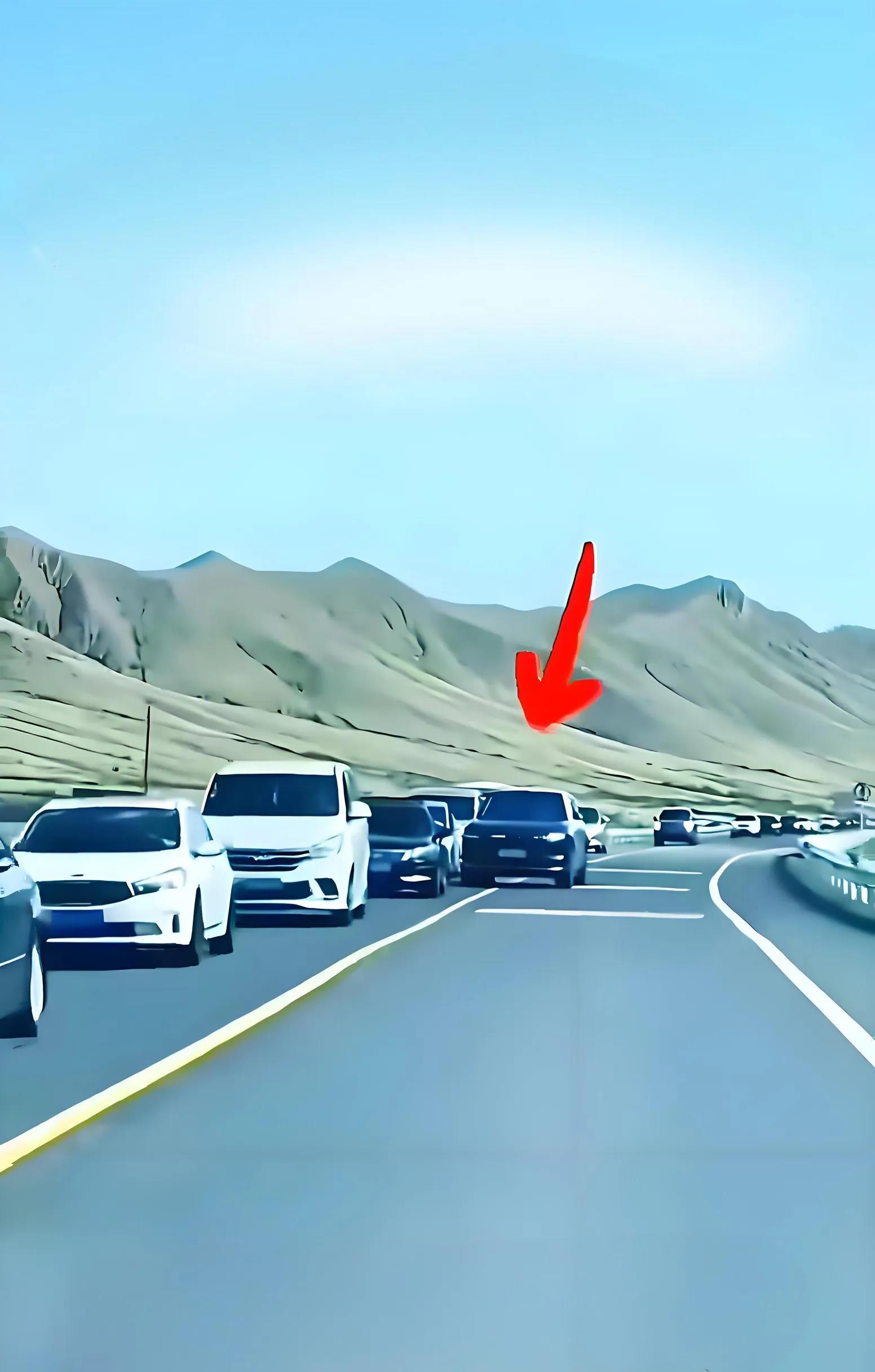 独库公路嚣张哥的出现意外的带火了深圳交通法。实线变道，强行加塞，嚣张哥