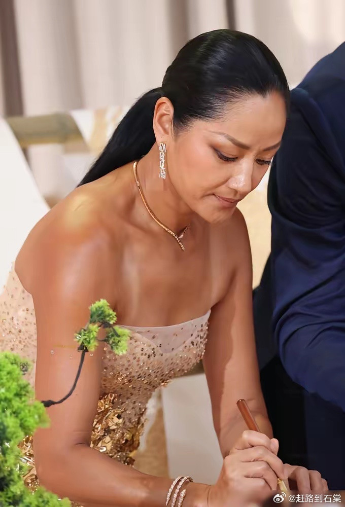 瞿颖这身美黑算是翻车了，穿个透明高跟鞋，把全身唯一的秘密全抖出来了。
