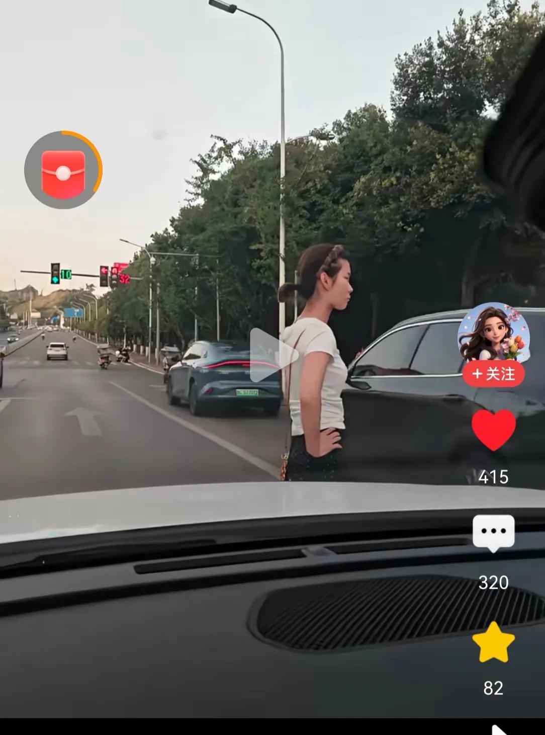 刚刚刷到重庆加塞夫妻的原视频，这下子来龙去脉都明白了，先是女子叉腰站在视频车前面