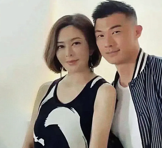 关之琳与男友同框，关之琳63岁，模特男友28岁，有一个细节，那就是