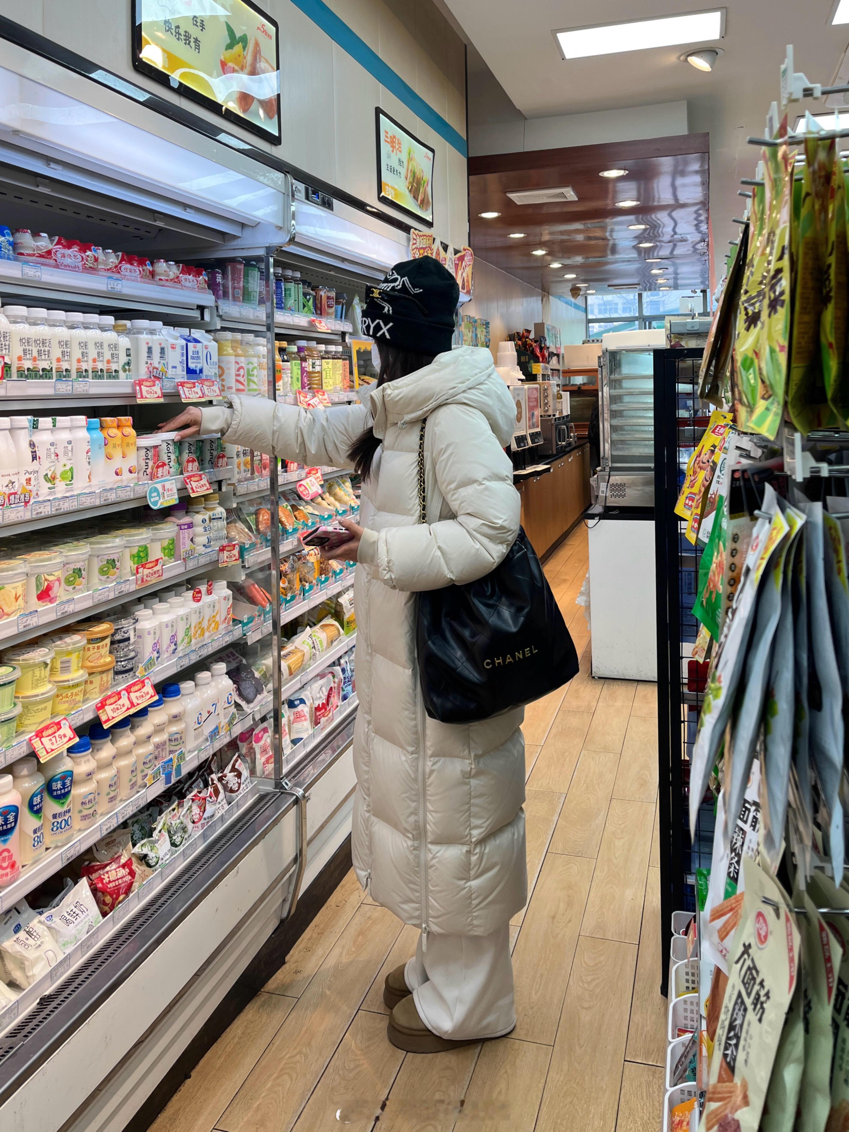 便利店看到的！这到底是谁家的羽绒服啊去买个水遇到了梦中情服真的美爆了，感觉小姐姐