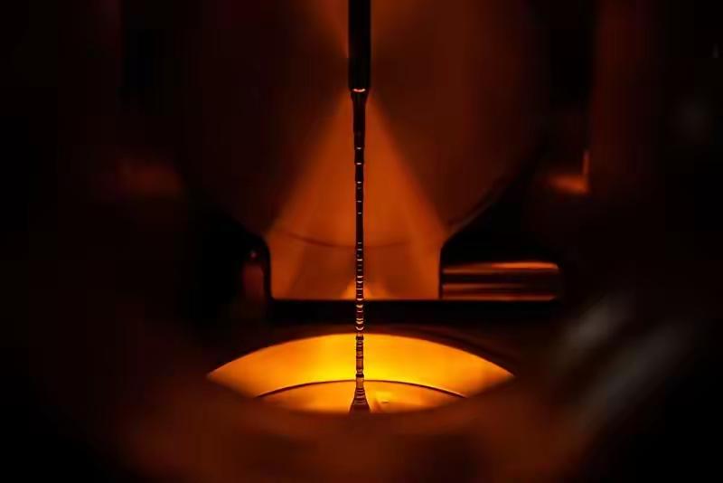 熊猫科研又搞出大动作！杭州这家企业成功造出全球尺寸最大的氧化镓晶体，要是装在六代