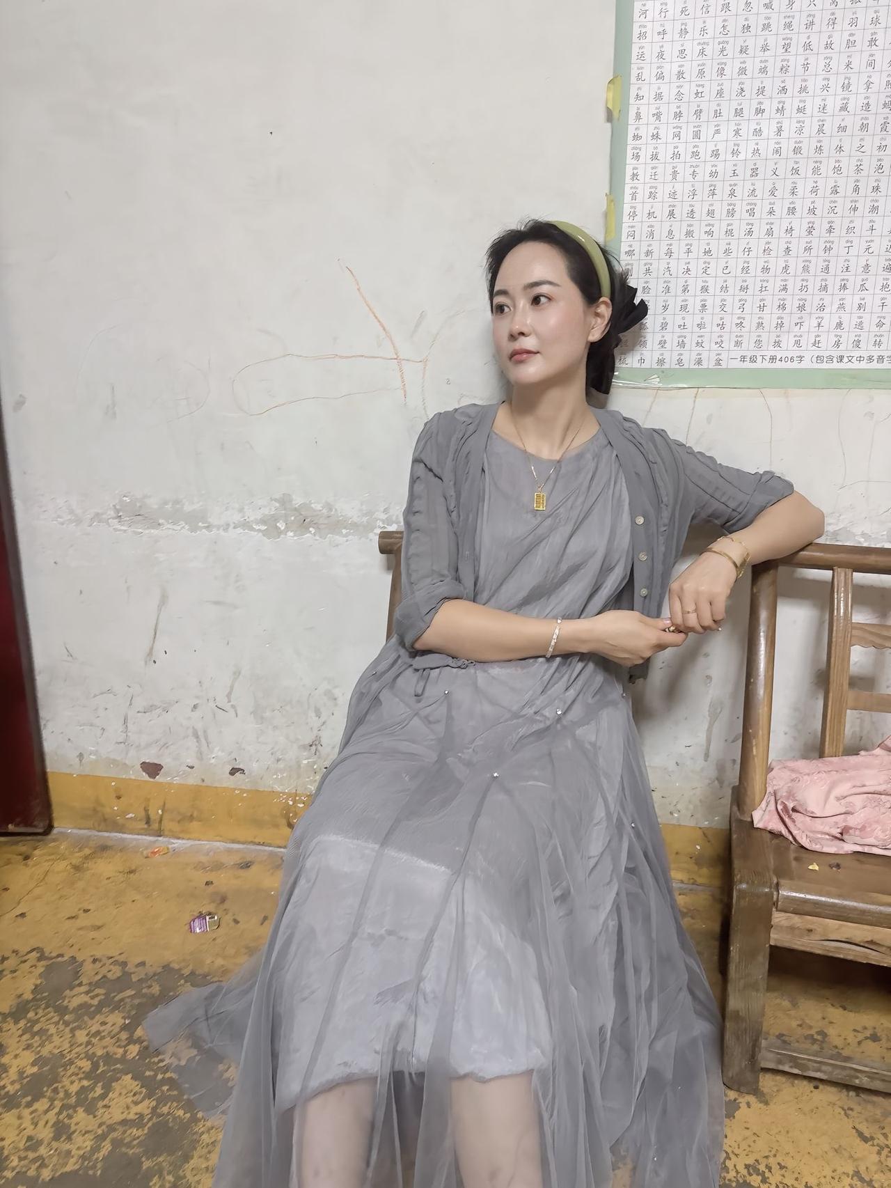 少妇感阿姨姐熟女的优雅装扮中年少妇