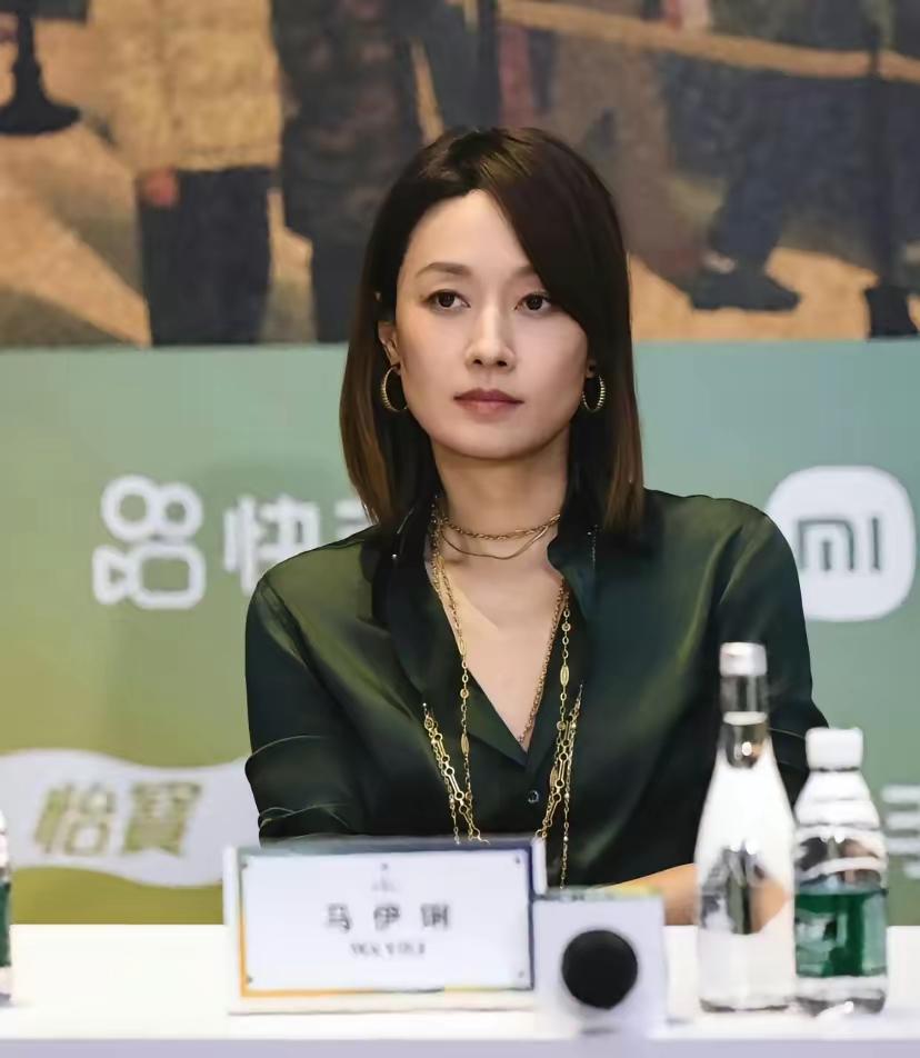 短发的马伊琍，干练洒脱；长发的马伊琍，温婉优雅。“马司令”的颜值还算不错，她虽
