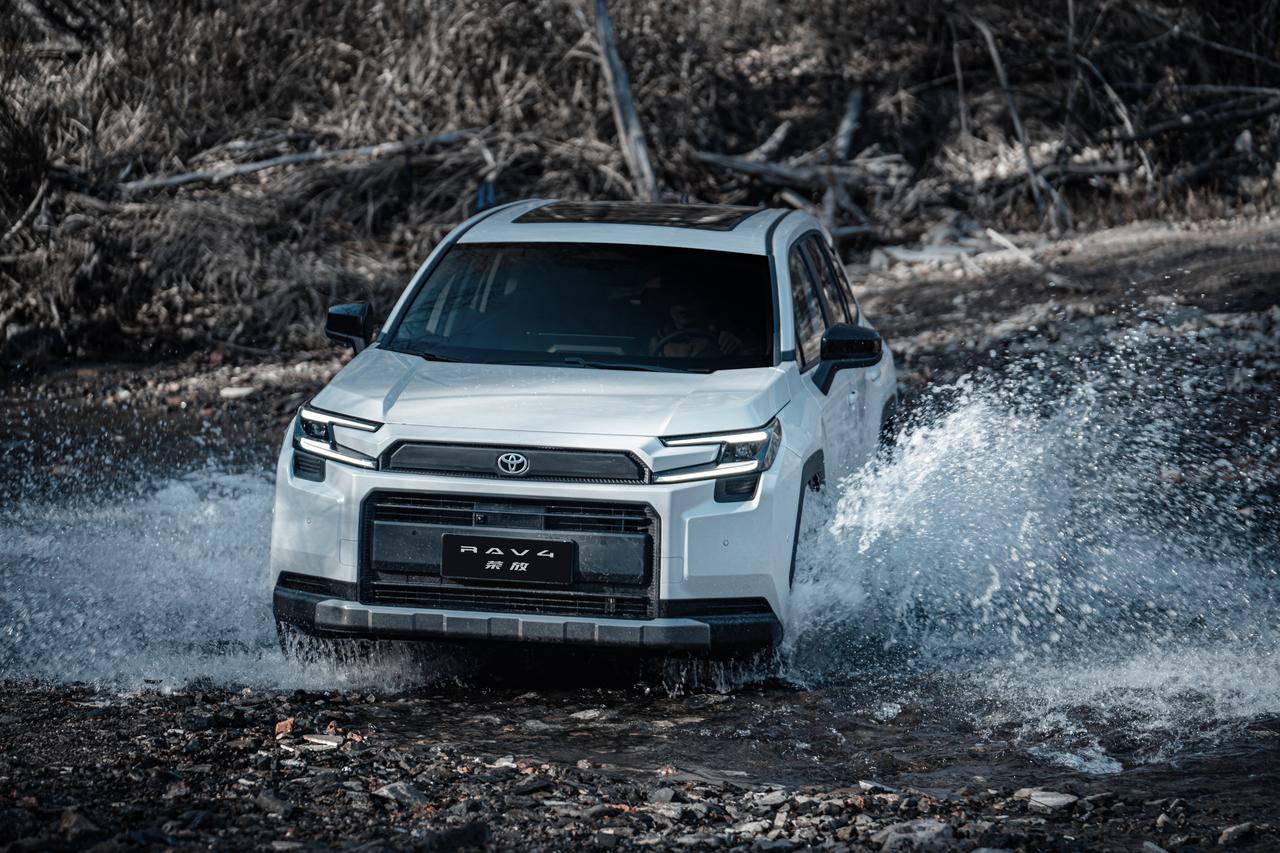 第六代RAV4荣放已在2025广州车展正式上市，相比老款在外观、智能座舱、动力及