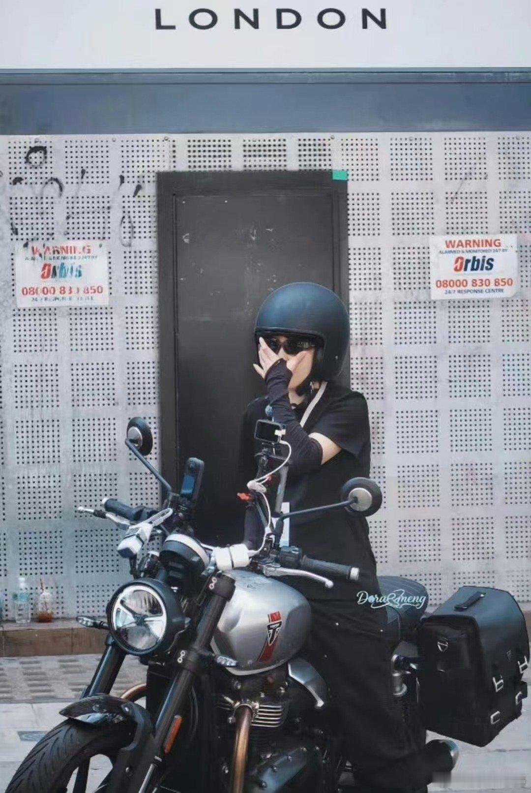 王濛伦敦骑行送外卖伦敦合伙人画面新鲜感拉满！王濛伦敦骑行跑外卖，松弛自在，做事一