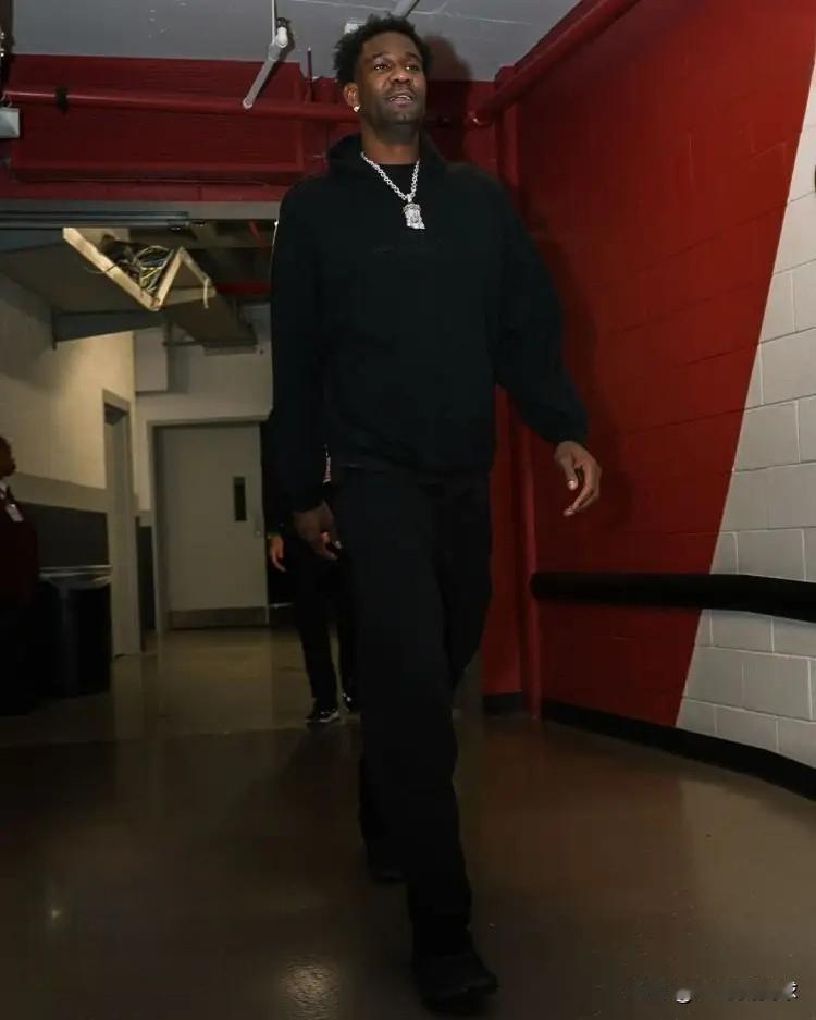 湖人当家中锋艾顿恐怕要被交易了！在今天湖人客场以129：118击败公牛的比赛中，