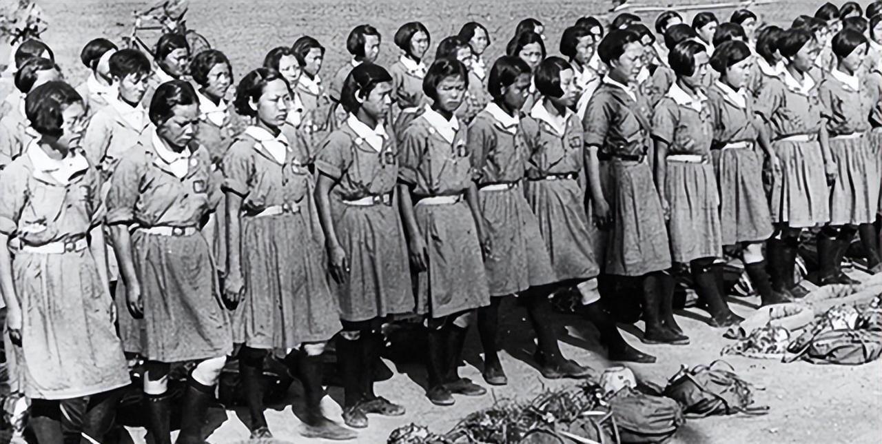 1944年，突破松山战役的日军伏击了我们的一支车队。当刺刀挑开第一个帆布篷，